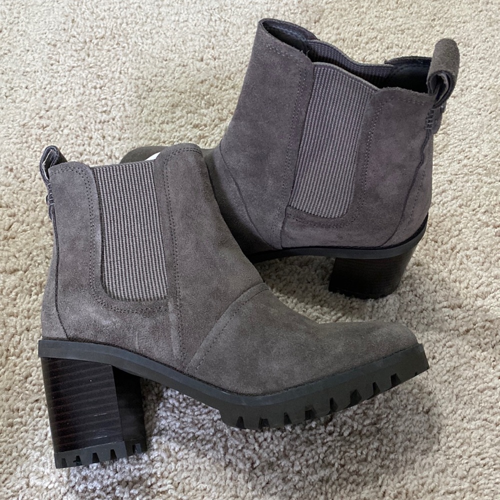 UGG Women’s Chelsea Boot. Brand New, unworn! Gray size 7.